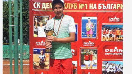 Варненец с титлата на сингъл и двойки