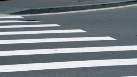 Кола блъсна жена на пешеходна пътека в Бургас