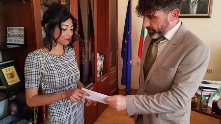 Кметът на Девня подкрепи деца сираци, които завършват средното си образование