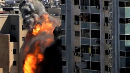 Израел бомбардира 12-етажна сграда, в която се помещават АП и Ал джазира