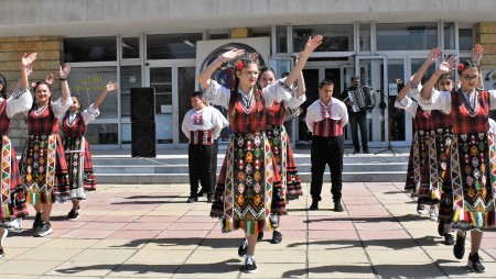 Навръх 24 май бяха връчени общинските награди „Долни чифлик“