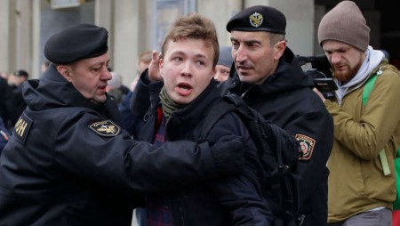 Остри реакции по света заради отклонения от Беларус самолет