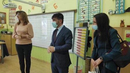 Кметът на Девня подари книги на първолачета в училищата на града и чу как те вече четат