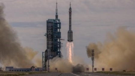 Китай изстреля първи екипаж до космическата си станция