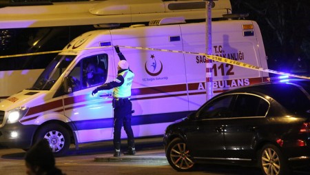 Двама убити и най-малко дванадесет ранени при стрелба по камион с мигранти в Турция