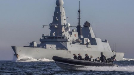 Руски военен кораб произведе изстрели срещу британски ескадрен миноносец в Черно море