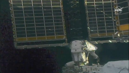 Двама астронавти излизат за 6 часа в открития космос, за да монтират нови слънчеви батерии на МКС