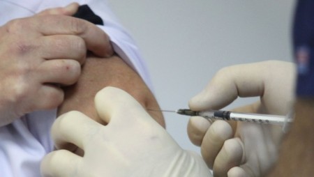 Британски специалисти: Не трябва да се ваксинират деца под 15 години
