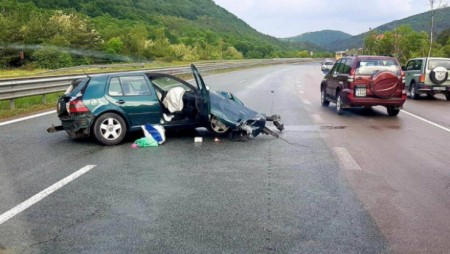 Катастрофа временно ограничи движението при км 421 на АМ „Хемус