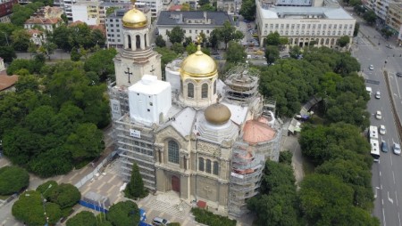 До края на септември почистват фасадата на Катедралата във Варна