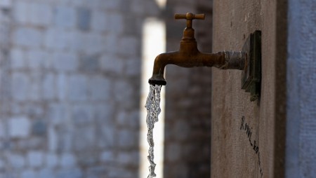 Минералната вода на чешмата до басейн Приморски е негодна за пиене
