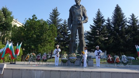 Почетоха с венци и цветя паметта на Никола Вапцаров