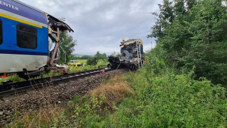Жертви и десетки ранени след сблъсък на два влака в Чехия