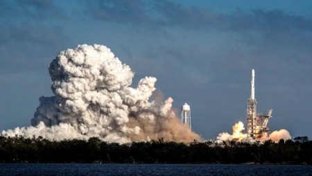 SpaceX изстреля в орбита първия цивилен екипаж