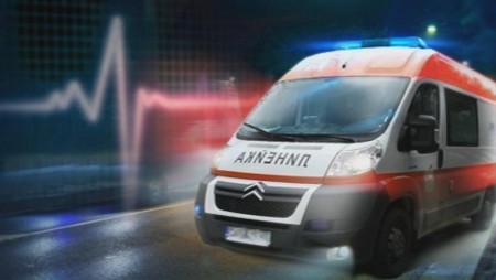 Мъж загина, а жена е в кома след катастрофа между бус и камион