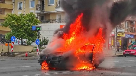 Лек автомобил изгоря насред столичен булевард