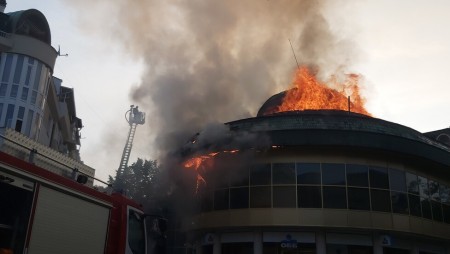 Голям пожар бушува в центъра на Благоевград