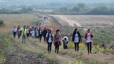 Участници от 7 до 77-годишна възраст извървяха средно по 14 000 крачки в пешеходния тур край Девня