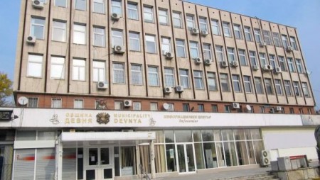 Община Девня осигурява раници, тетрадки и пособия за първокласници и петокласници