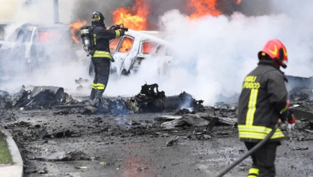 8 души загинаха след като падна туристически самолет в Милано