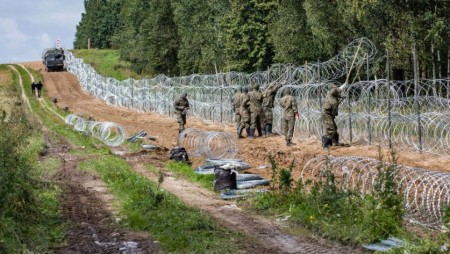 Заради миграционната криза полската армия пое охраната на границата с Беларус