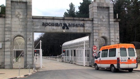 Криминалисти задържаха трима чужденци, заемали отговорни позиции в завод „Арсенал