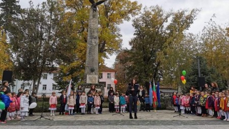 На Димитровден отбелязаха 40-ата годишнина от обявяването на Белослав за град