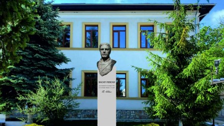 На площад „Европа“ в град Бяла по европейски проект издигат бюст паметник на Васил Левски