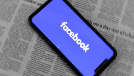 „Фейсбук пейпърс“: Социалната мрежа подхранва реч на омразата и фалшиви новини