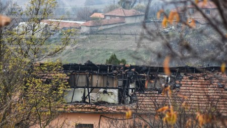 Все още изясняват окончателната версия за пожара в село Рояк