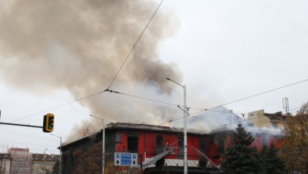 Огромен пожар в бивше столично заведение