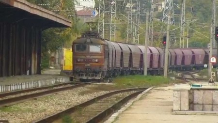 Влак прегази мъж, който вървял по релсите край Карнобат