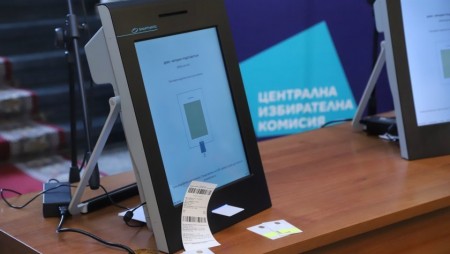 Проблеми с машините и гласуване с бюлетини в редица СИК в страната