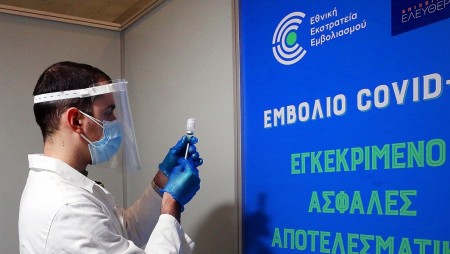 Задължителна трета ваксина на хората над 60-годишна възраст поиска Атина от ЕК