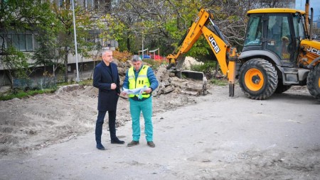 Облагородяват междублокови пространства в различни части на Варна