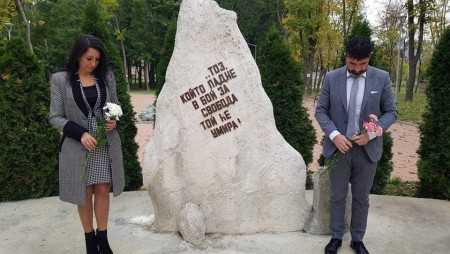 Положиха цветя пред паметниците на възрожденците в Девня