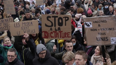 Налаганите мерки заради коронавируса предизвикаха масови протести в Европа