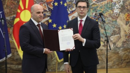 Пендаровски връчи мандат на Ковачевски за съставяне на правителство