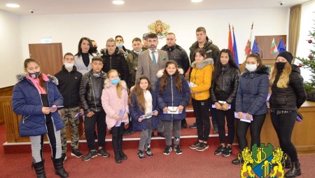 Коледни изненади получиха 25 деца сираци и полусираци от Девня