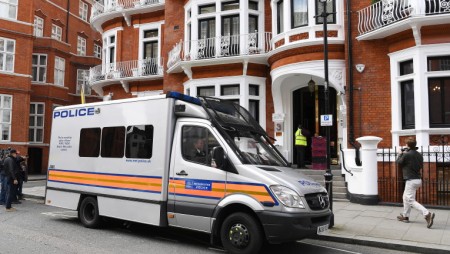 Полицията застреля въоръжен в Лондон