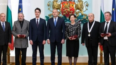 Президентът удостои с висши държавни отличия изявени български творци