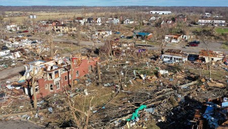 Така изглежда унищоженият от торнадо град в САЩ