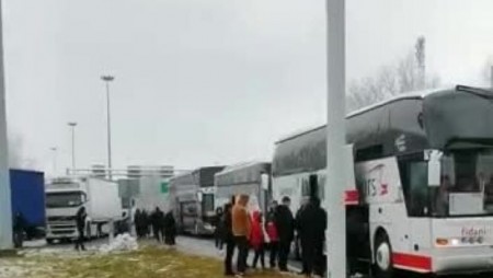Пак транспортни неволи: Български автобуси блокирани от часове на сръбско-унгарската граница