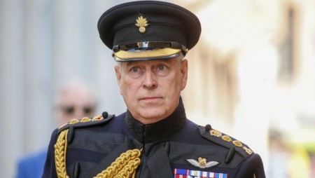 Кралица Елизабет отне военните звания на принц Андрю