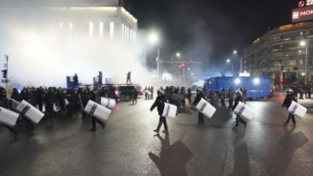 Десетки убити и обезглавени полицаи окървавиха протестите в Казахстан