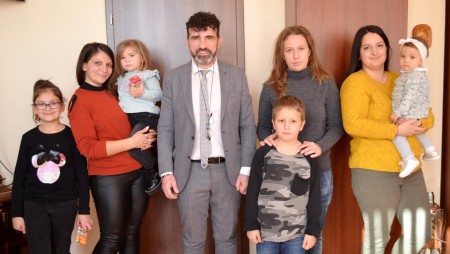 Наградиха призьорите от фотоконкурса „Красотата на Коледа у дома