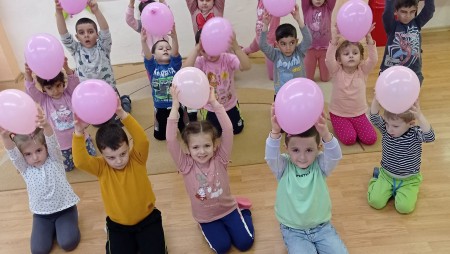 Малчугани от Дългопол отбелязаха Деня на розовата фланелка