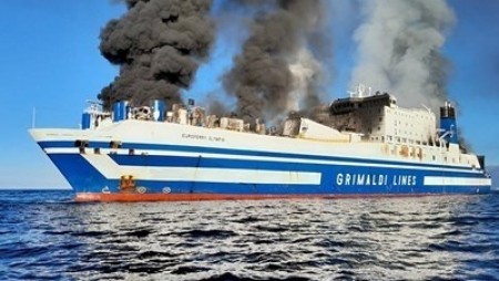 Издирват още 12 души от горящия ферибот край о-в Корфу
