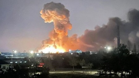 Взривен е газопровод в Харков, петролен склад край Киев е в пламъци