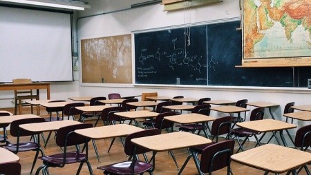 Окончателно: Учениците от 9, 10 и 11 клас от Варненска област започват втория срок онлайн